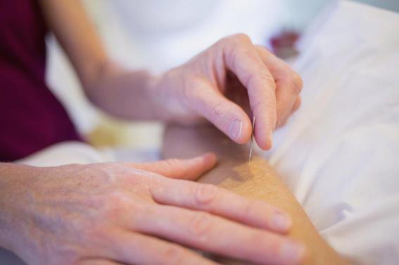 Natürliche Heilmittel für schmerzende Gelenke: Ellenbogen und Knie